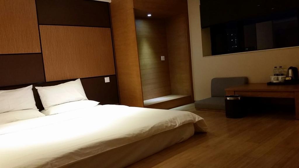 Ji Hotel Wuhan Guanggu Plaza Экстерьер фото