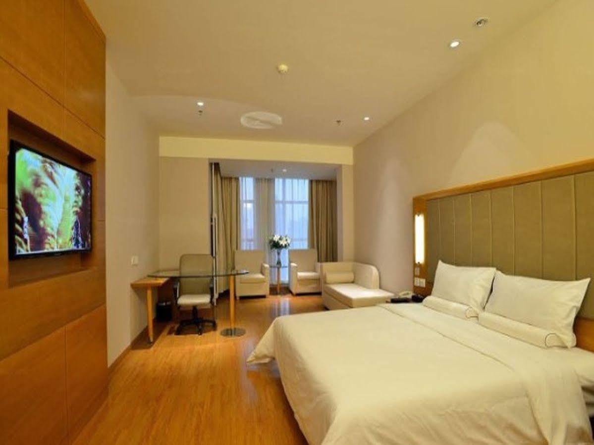 Ji Hotel Wuhan Guanggu Plaza Экстерьер фото
